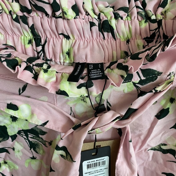 Vero Moda Womens pink floral shorts - Size Large - Picture 2 of 3